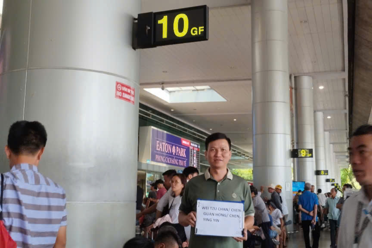 Driver-with-a-signed-name-at-the-airport