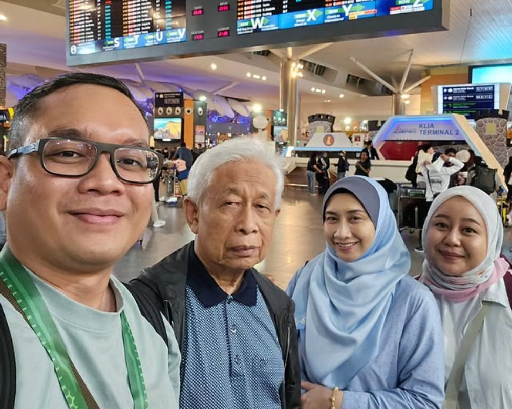 Our tour guide selfie with tourists at Ho Chi Minh airport