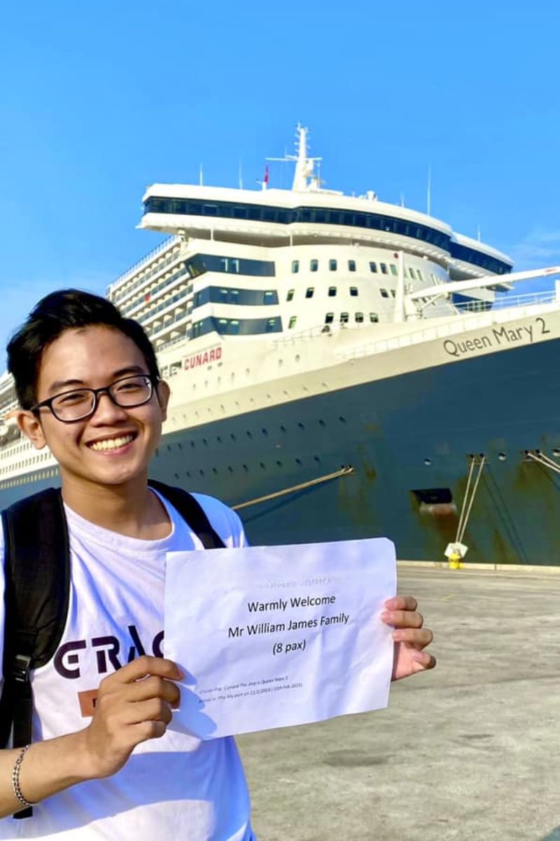 Our-driver-hold-a-welcome-board-with-customer-s-name-at-Chan-May-port