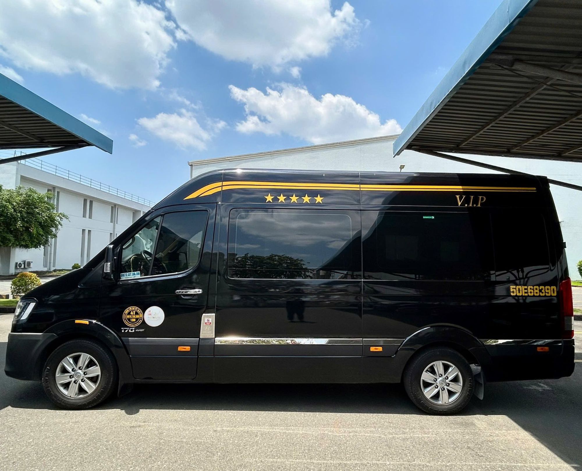 Black-Hyundai-Solati-DCar-First-Class-limousine-for-premium-travel-services-in-Hanoi