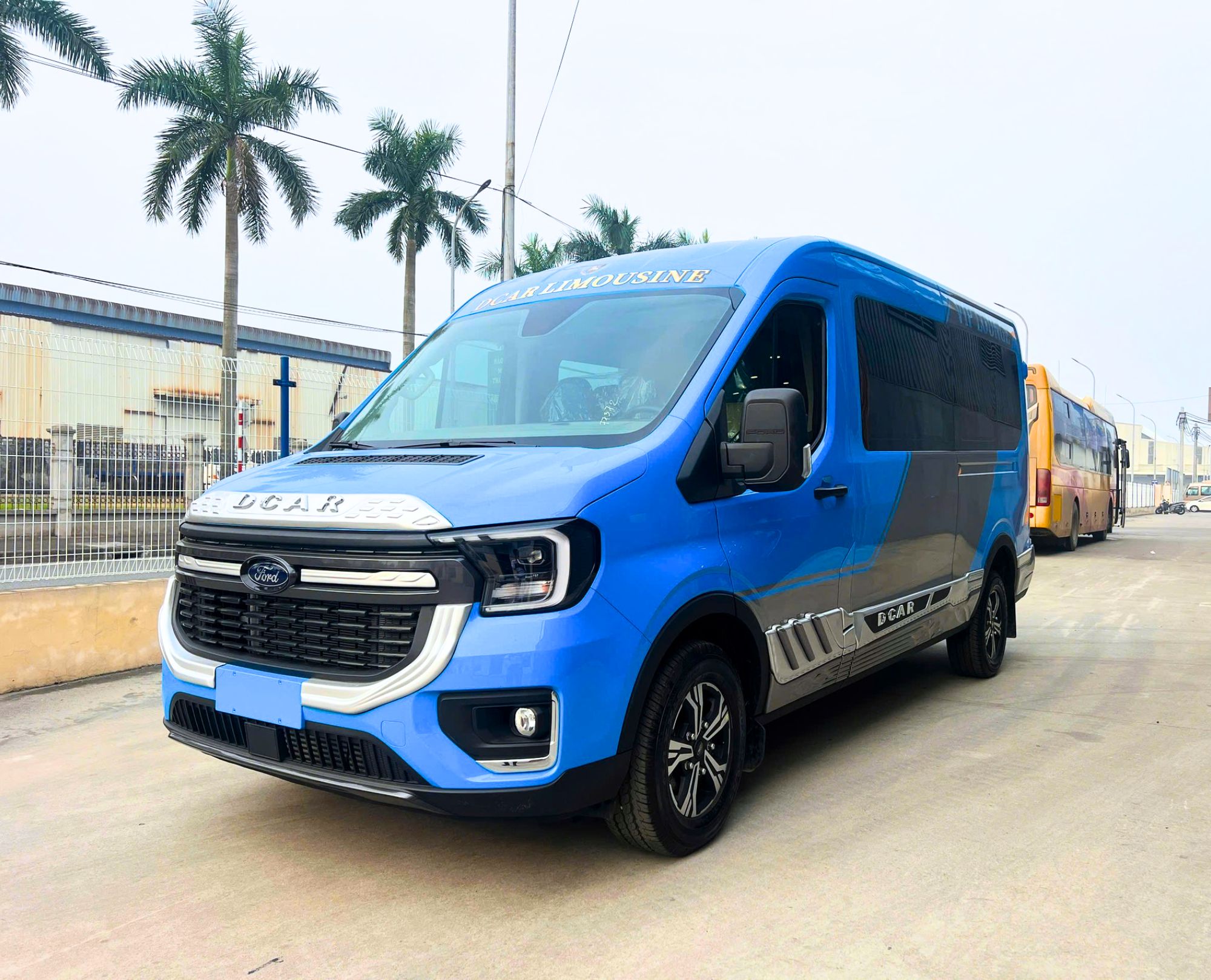 Professional-DCar-VIP-Lounge-limousine-for-luxury-group-travel-and-corporate-transport-service