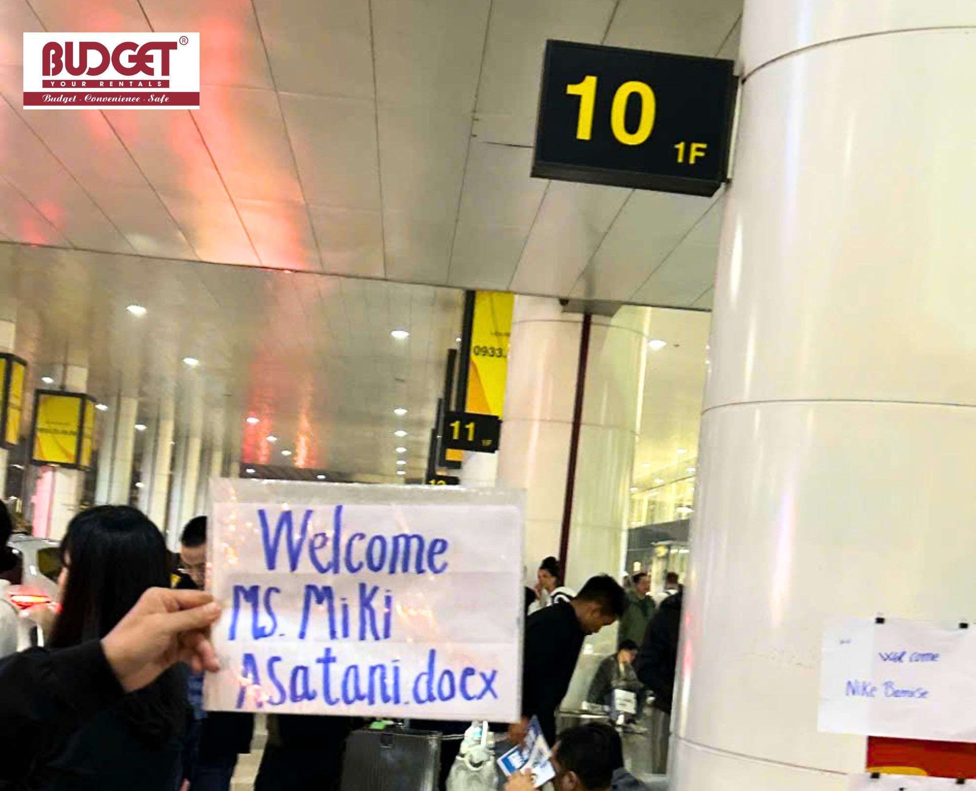 Professional-airport-pickup-service-at-Noi-Bai-International-Airport-terminal-pole-10