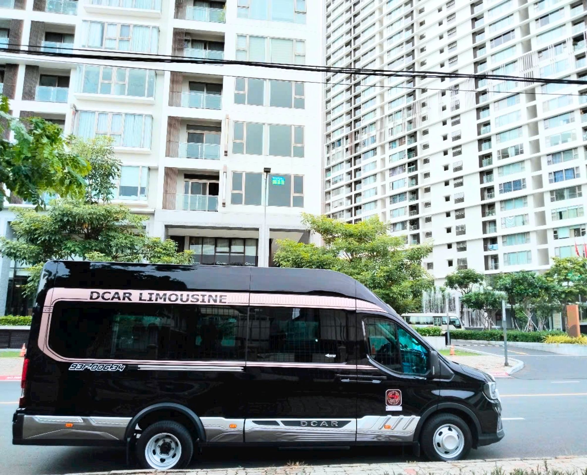Side-view-of-the-black-Ford-Transit-DCar-Business-Class-limousine-for-executive-transport_1