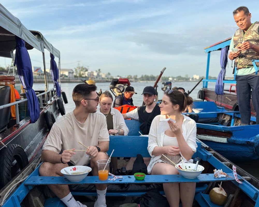 Have breakfast at Cai Rang floating market