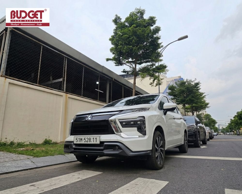 A-white-7-seat-SUV-suitable-for-groups-of-4-to-6-passengers