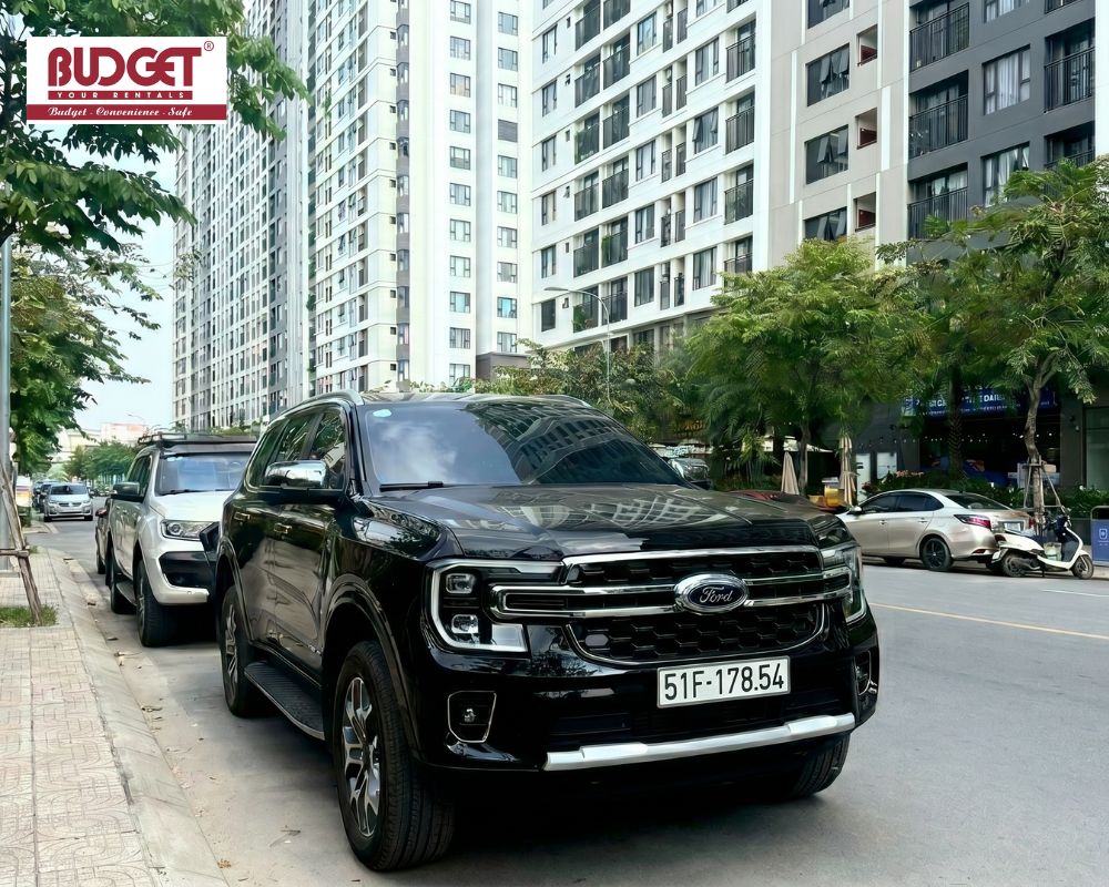 Black-Ford-Everest-SUV