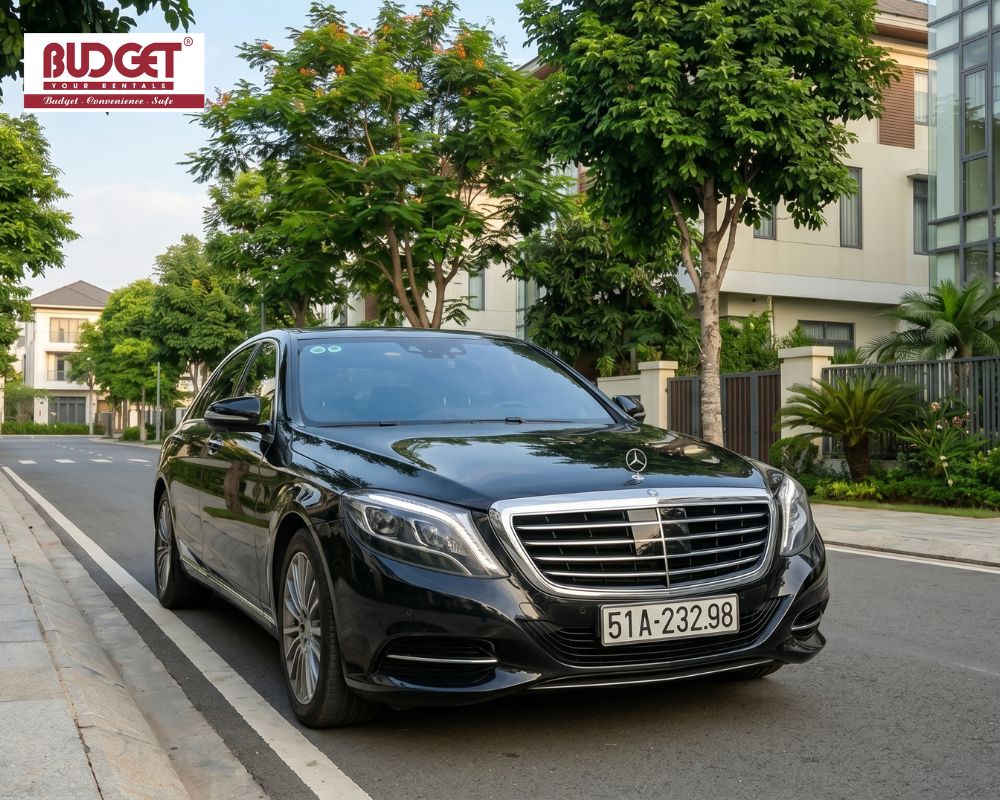 Black-Mercedes-300-luxury-sedan-for-VIP-private-transfers