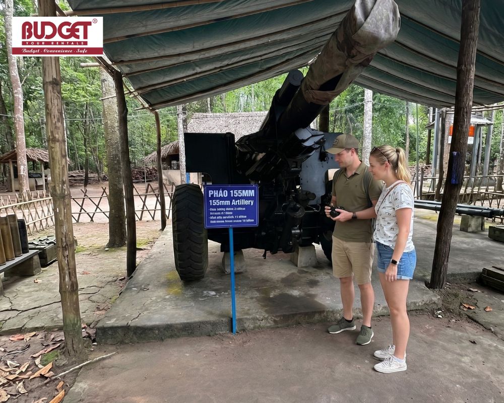 Foreign-tourists-examining-a-155mm-artillery-gun-display-at-Cu-Chi-Tunnels
