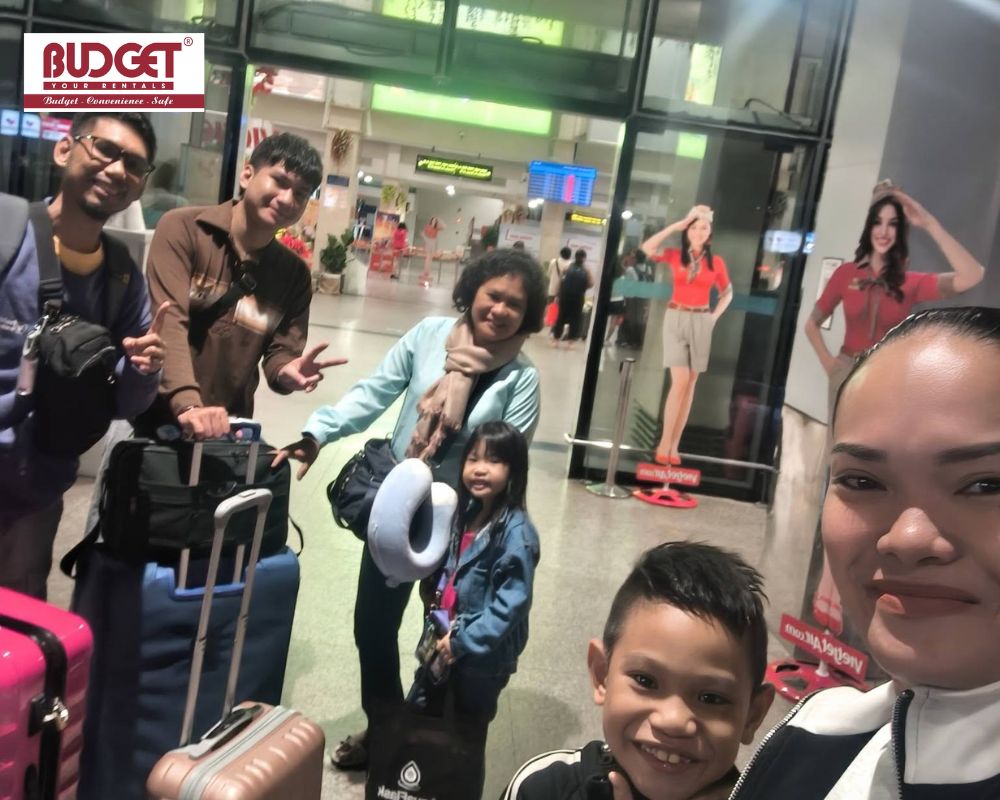 Happy-family-with-luggage-arriving-at-Tan-Son-Nhat-airport