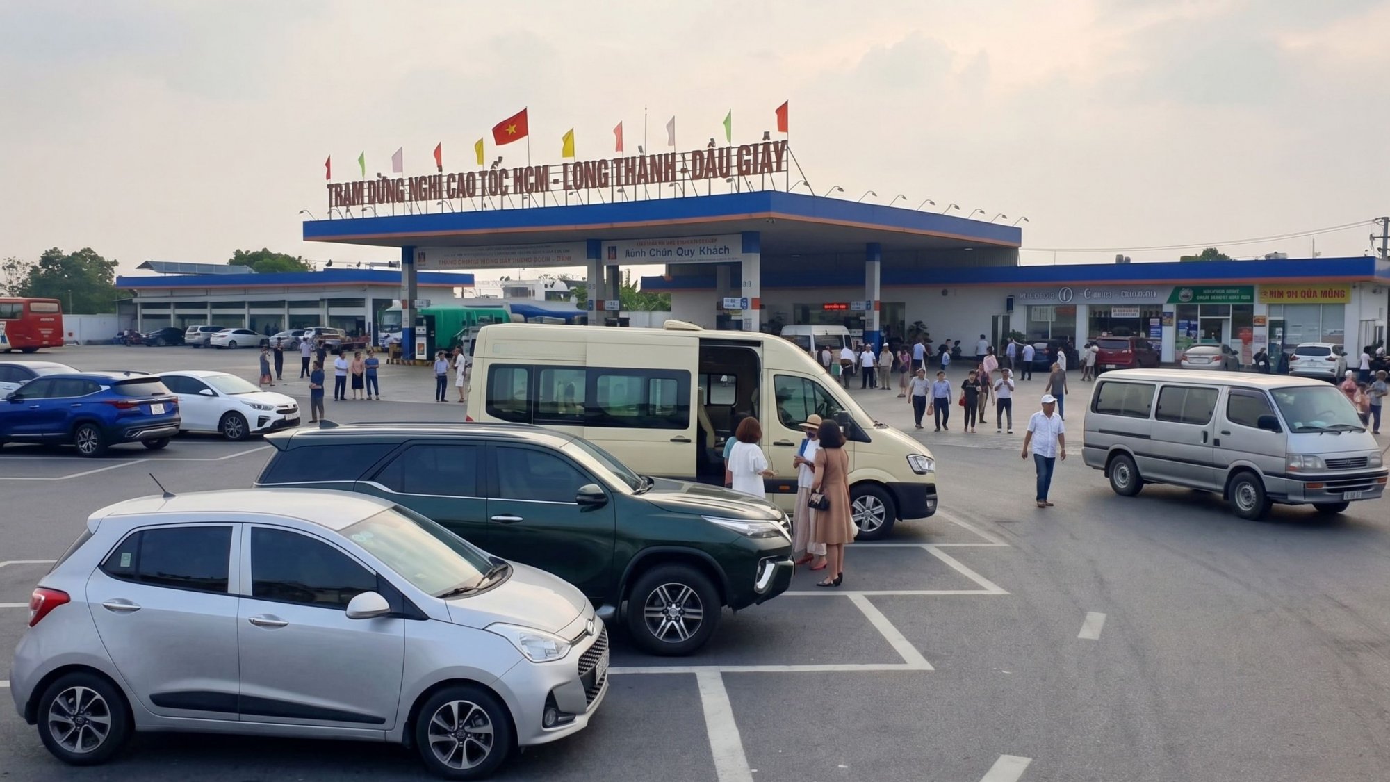 Passenger-vans-and-private-cars-parked-at-the-HCM-Long-Thanh-Dau-Giay-Expressway-rest-stop