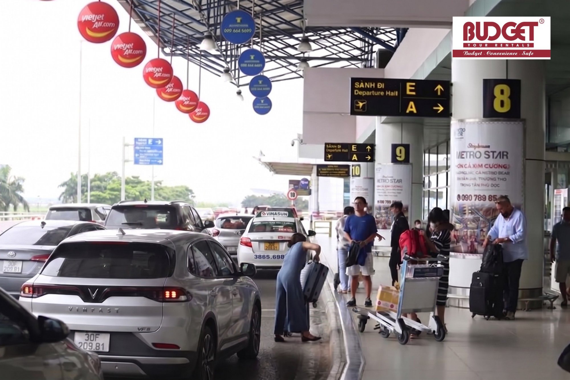 Passengers-arriving-with-luggage-at-the-busy-Noi-Bai-Airport-Departure-Hall-drop-off-zone