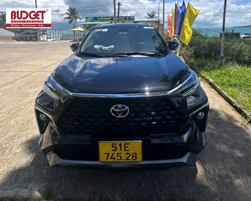 Private-7-seater-Toyota-car-for-rent-traveling-from-Ho-Chi-Minh-City-to-a-coastal-resort