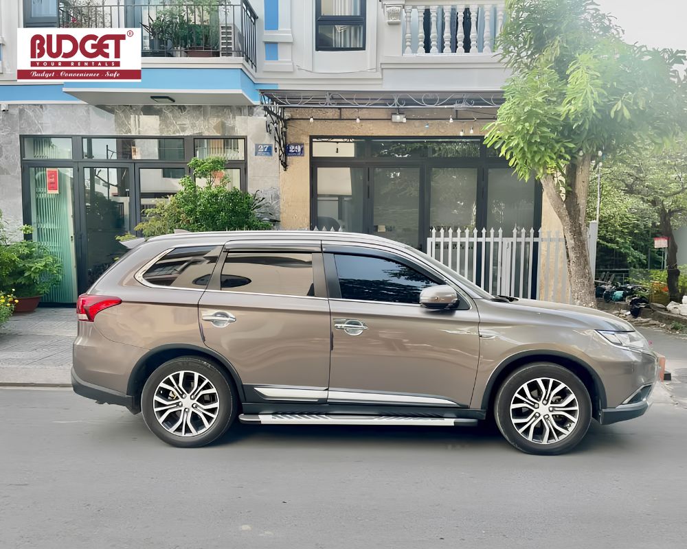 Side-view-of-a-bronze-7-seat-Mitsubishi-Outlander