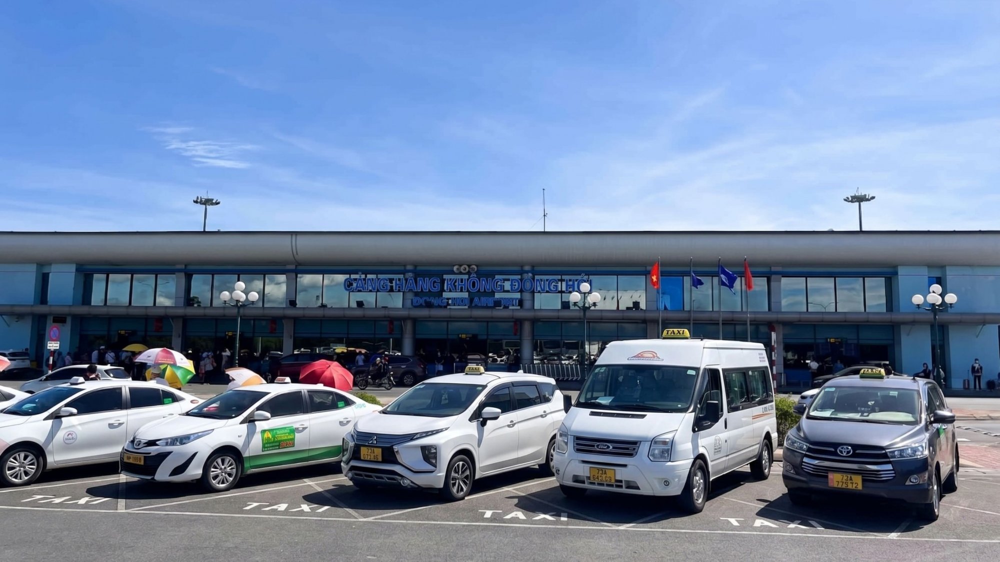Taxis-and-private-transfer-vehicles-parked-in-front-of-the-Dong-Hoi-Airport-arrivals-terminal