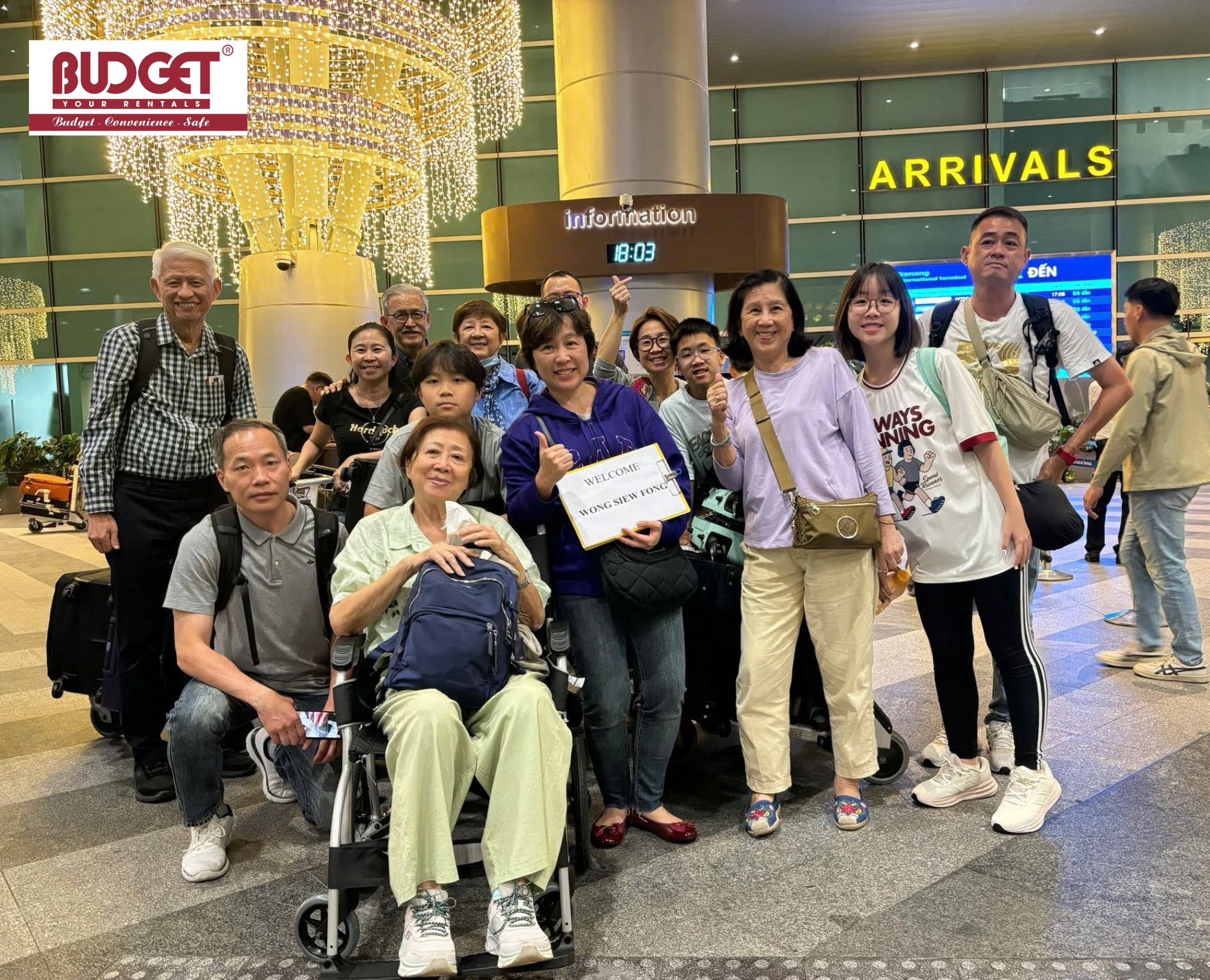 The-tour-group-took-photos-before-boarding-the-limousine-to-transfer-to-the-hotel
