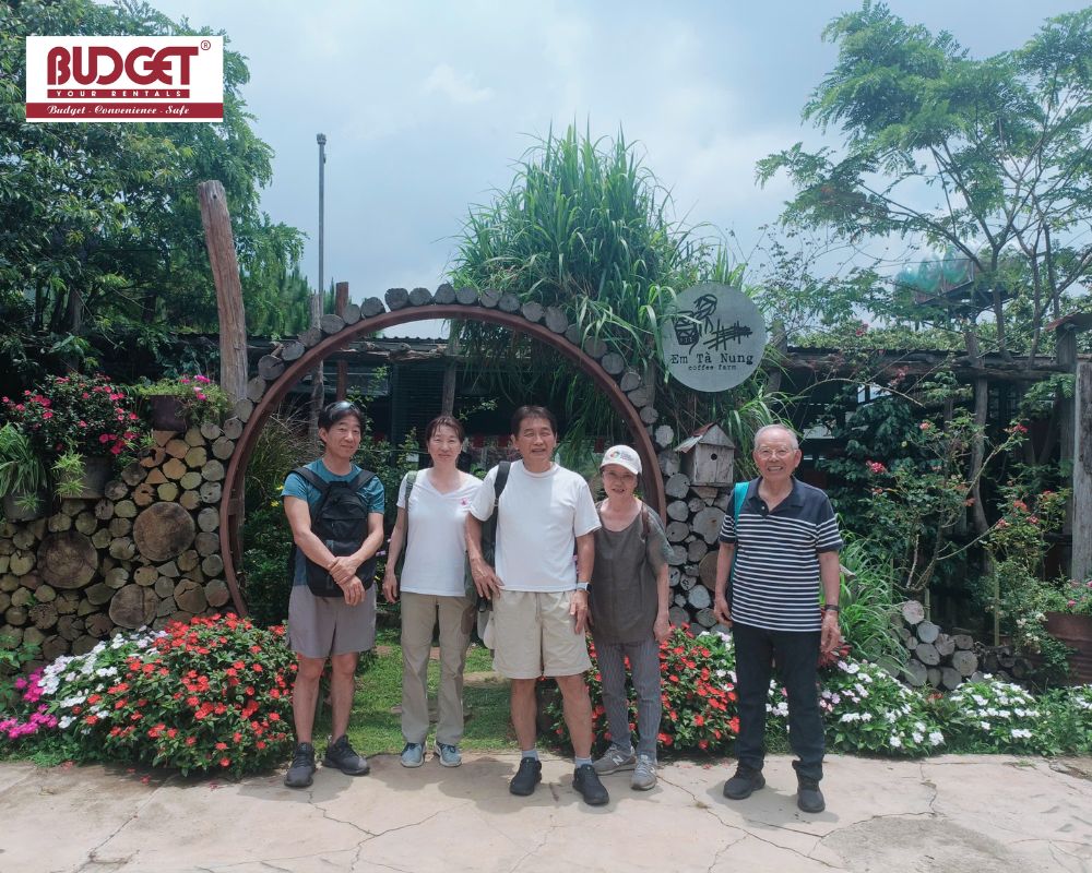 Tourists-taking-photos-at-Em-Ta-Nung-coffee-farm
