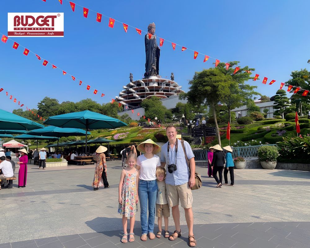 USA-family-posing-in-front-of-the-giant-Buddha-statue-at-Ba-Den-Mountain
