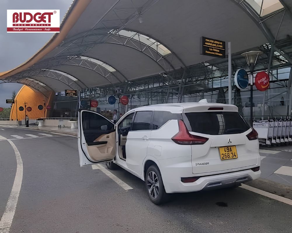 White-7-seat-car-waiting-for-passengers-for-private-Lien-Khuong-airport-transfer-to-Da-Lat