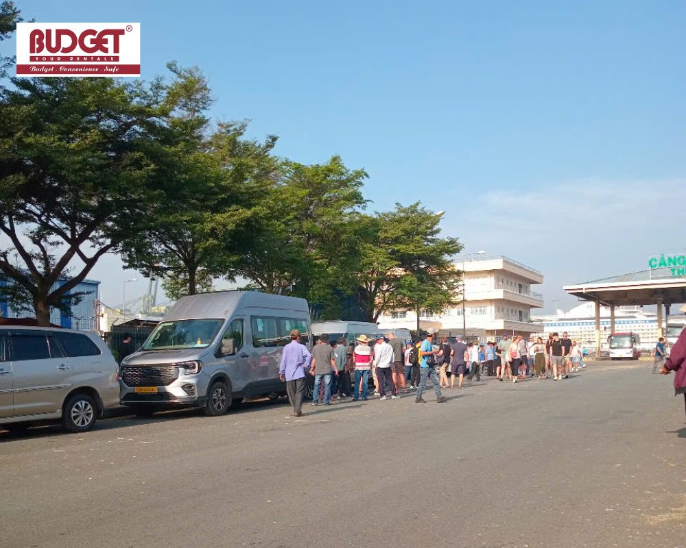 Drivers-and-tourists-gathering-at-Phu-My-port-terminal