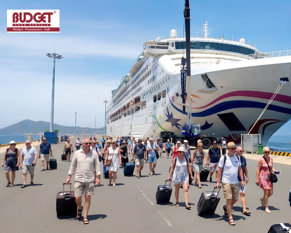 International-customers-walked-away-from-the-cruise-ship-after-disembarking-at-Cam-Ranh-Port