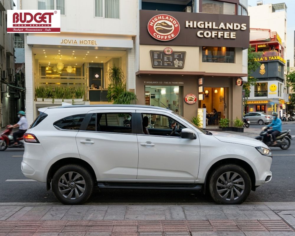 Our-Isuzu-MU-X-car-picking-up-guests-at-a-hotel-in-Ho-Chi-Minh-City