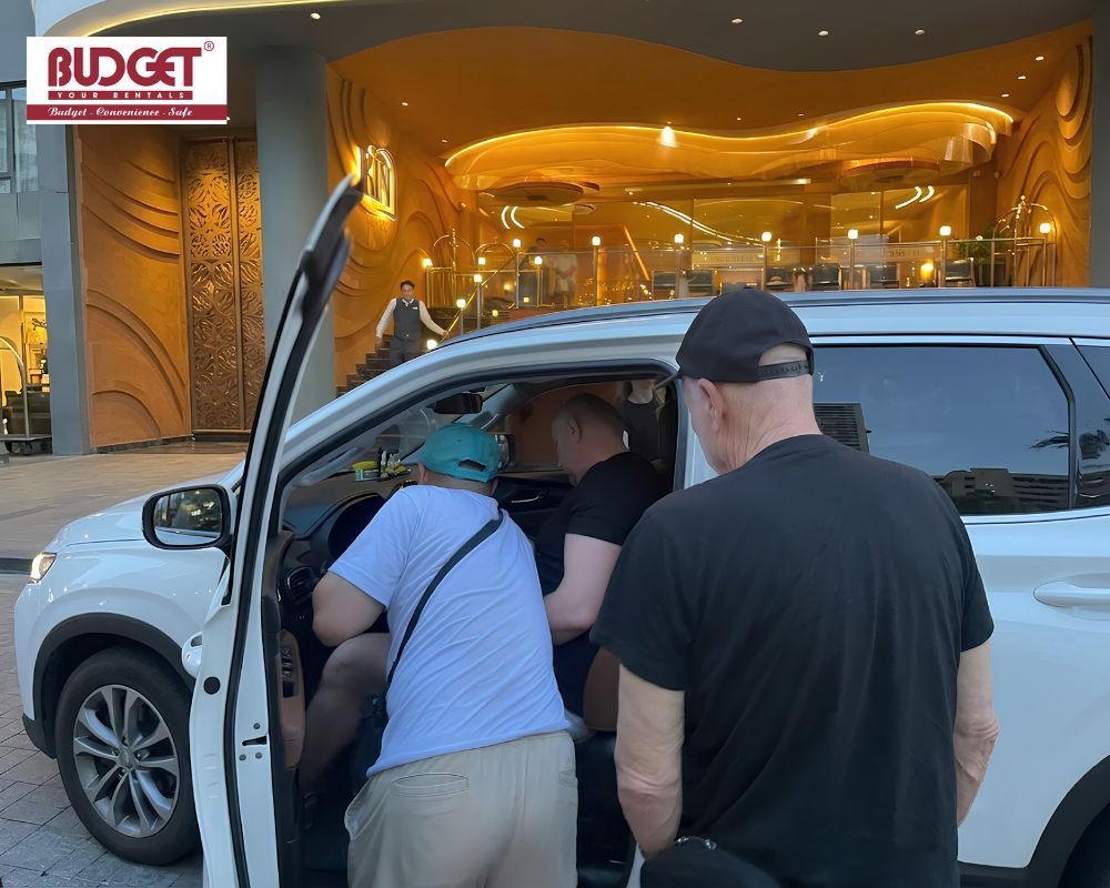 Our-staff-guided-international-customers-on-operating-a-self-drive-rental-car-outside-a-hotel-in-Ho-Chi-Minh