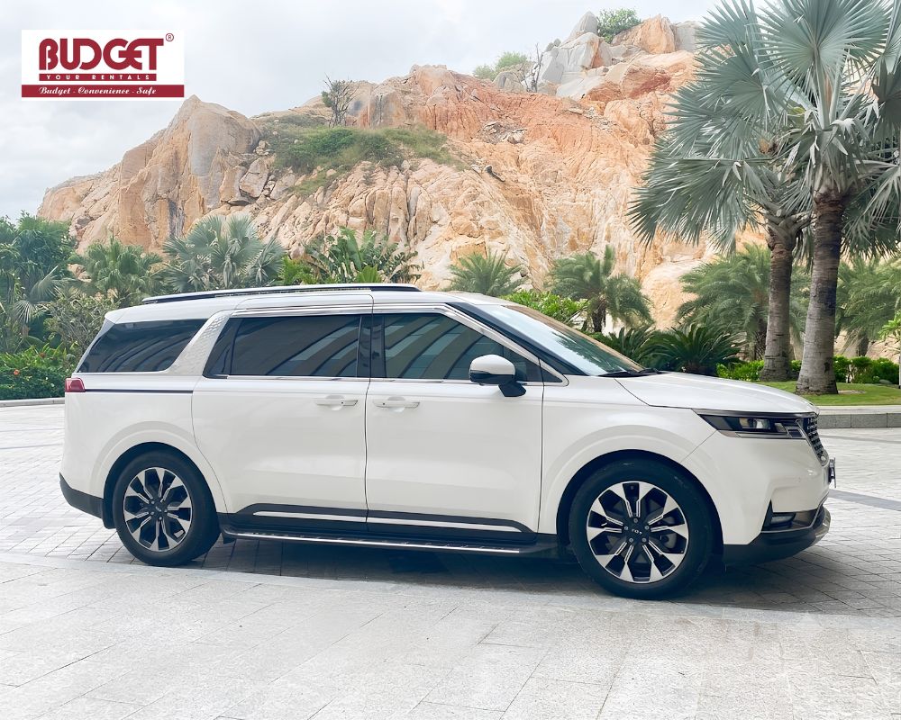 White-Kia-Carnival-minivan