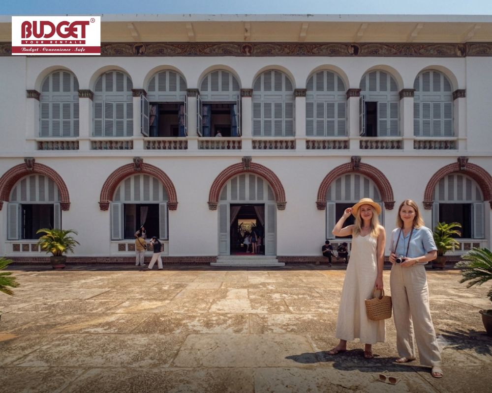 Two-woman-visited-White-Palace-in-Vung-Tau