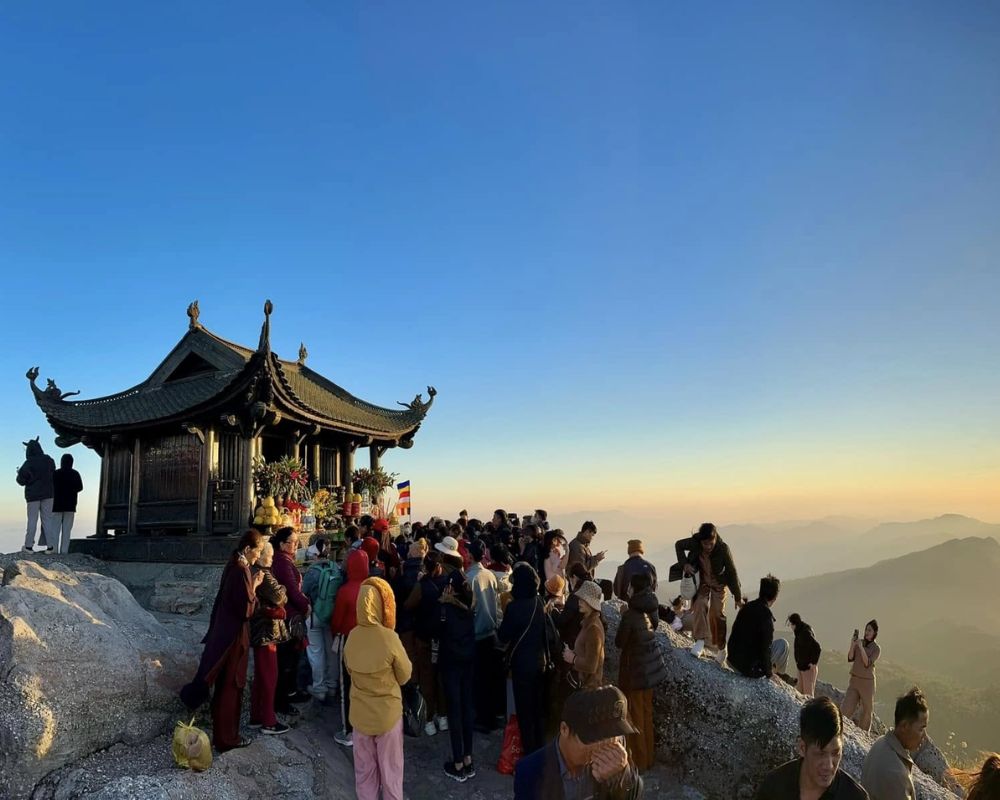 Early morning at Yen Tu peak