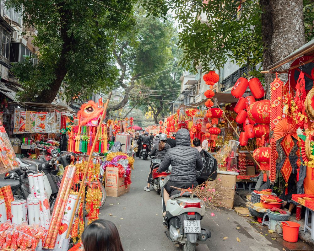 Stalls selling Hanoi New Year decorations on the side of the street