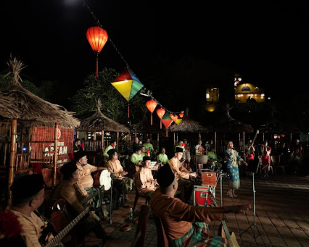 Watch Street Performances at Hoian