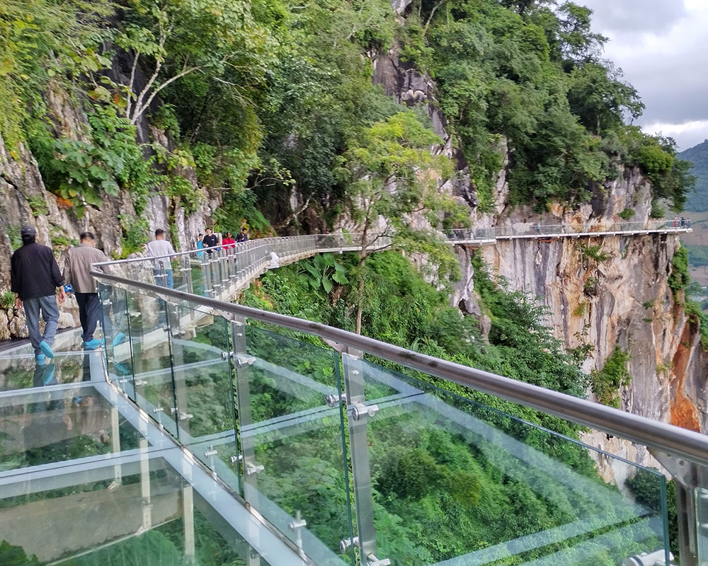 Vietnams-Bach-Kinh-Long-Bridge-Moc-Chau