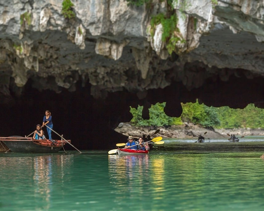 Caves-in-Bai-Tu-Long