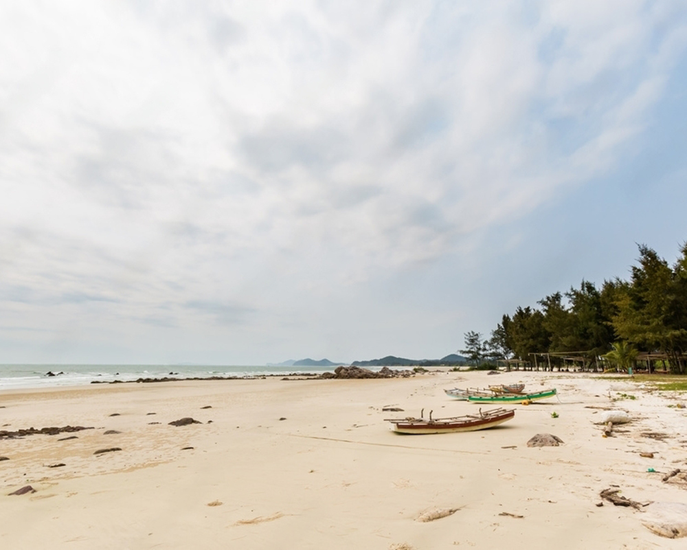 Minh-Chau-beach-Quan-Lan-Vietnam