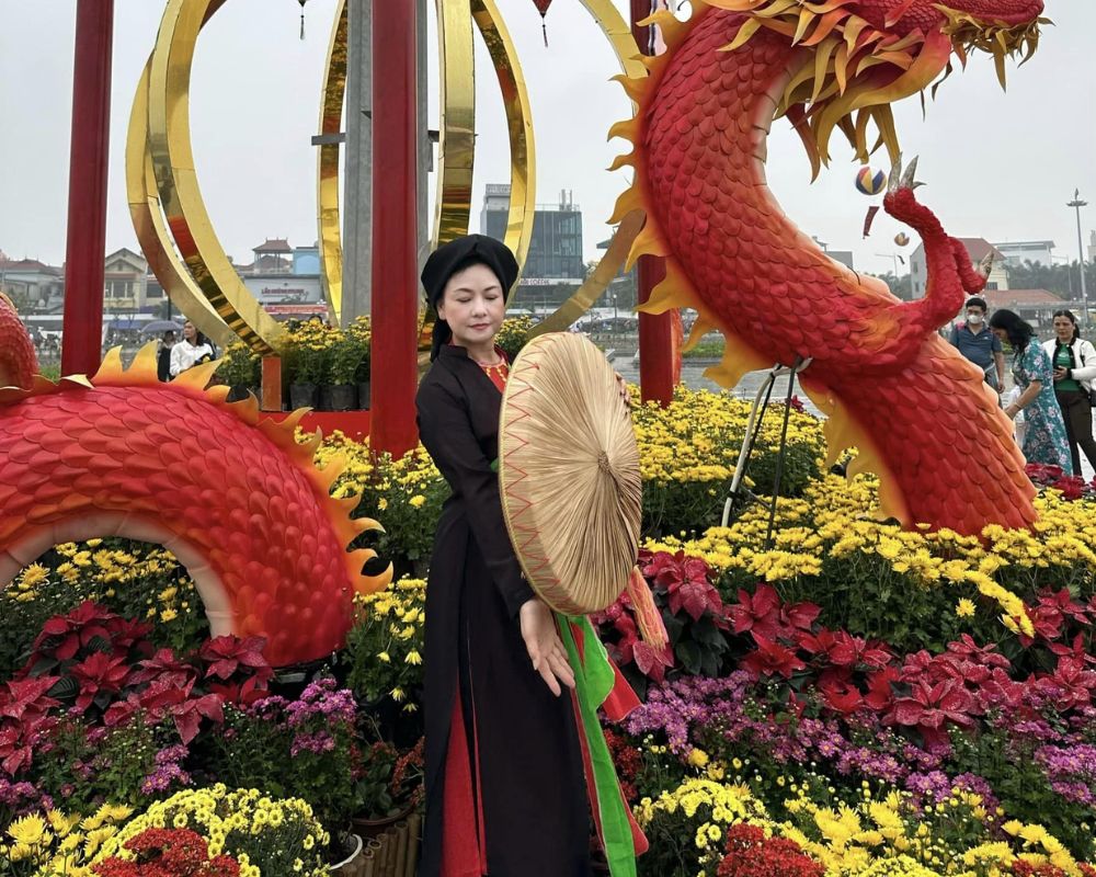 Traditional costumes at Lim festival