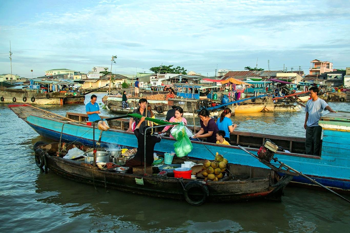 Rent-a-boat-bike-local-guide-at-can-tho-floating-market-by-yourself-1