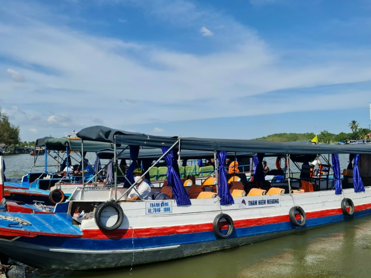 Rent-a-boat-bike-local-guide-at-can-tho-floating-market-by-yourself-7