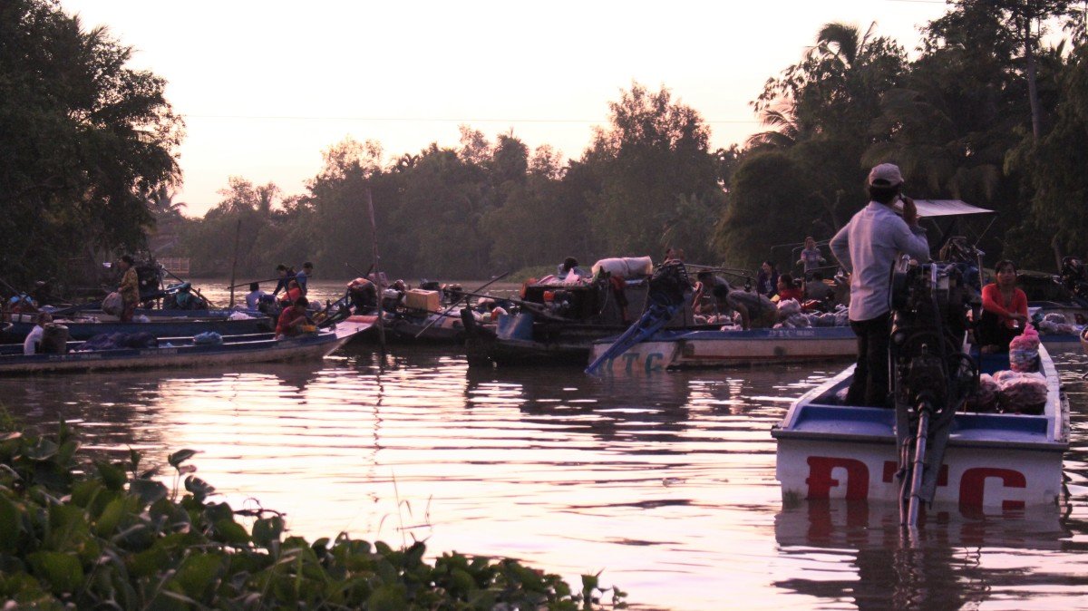 a-must-read-guide-to-phong-dien-floating-market-small-canals-2