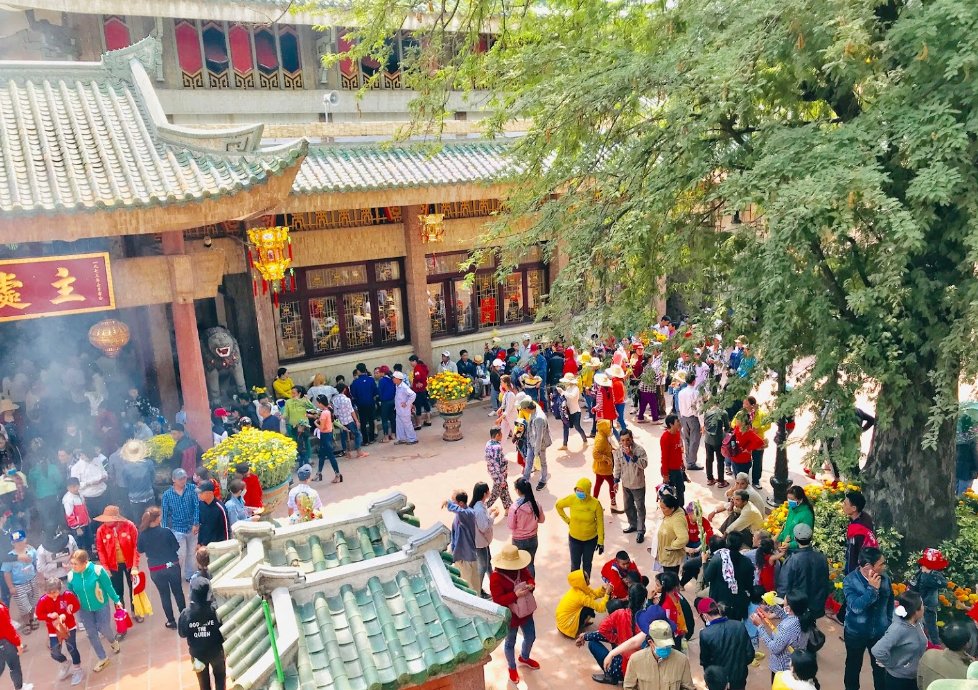 People go to Ba Chua Xu Temple for Worshipping