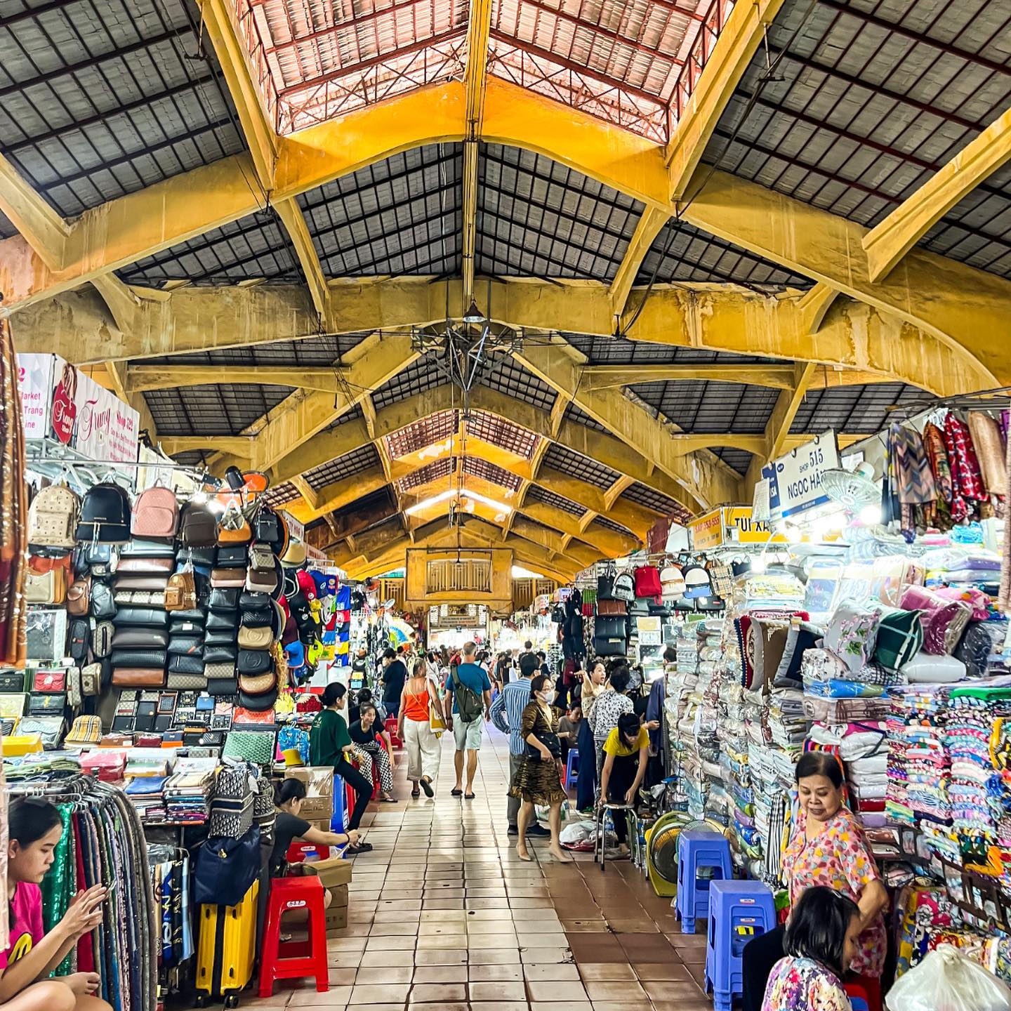 Ben Thanh Market's Shopping Challenge and Unlimited Shopping