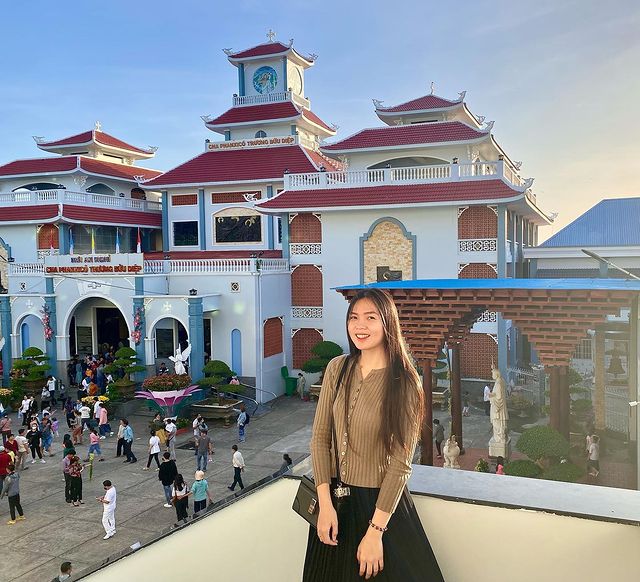 Taking a photo at the resting place of Father Truong Buu Diep