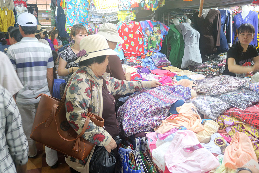 Tinh Bien Market getting crowded