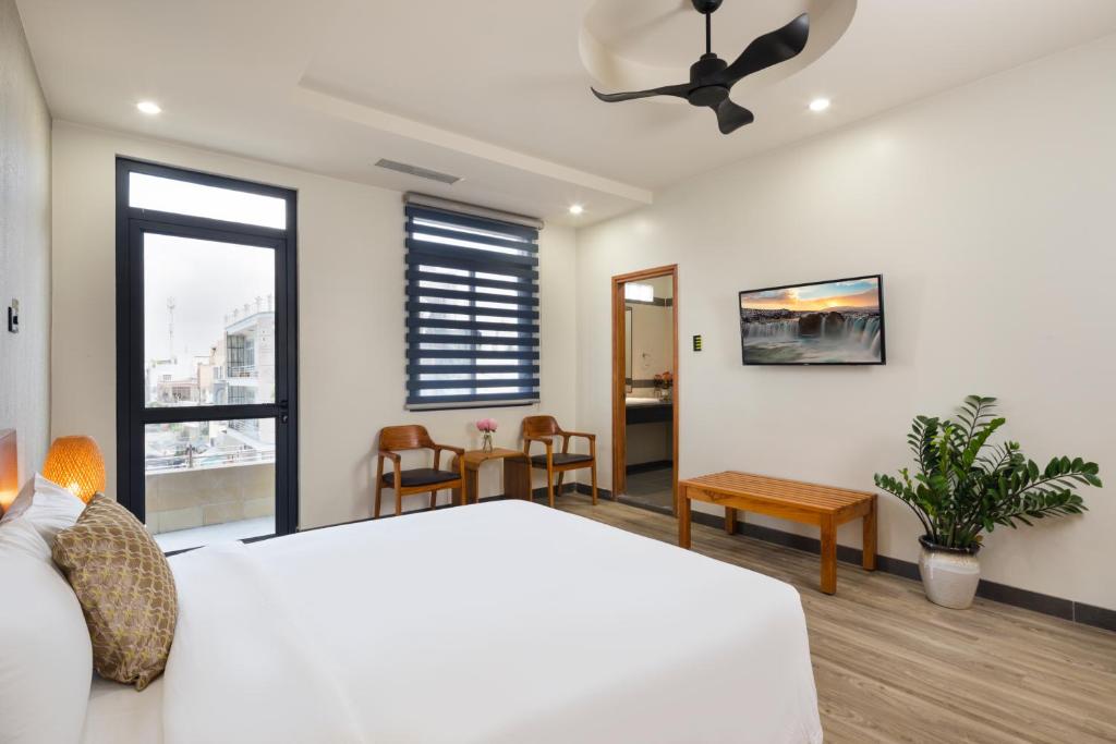 Lara Long Xuyen Hotel - Accommodation in Tuc Dup