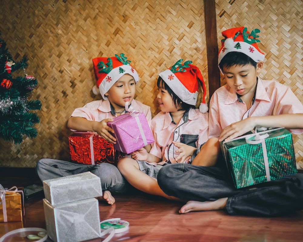 Children make gift box for Christmas festival