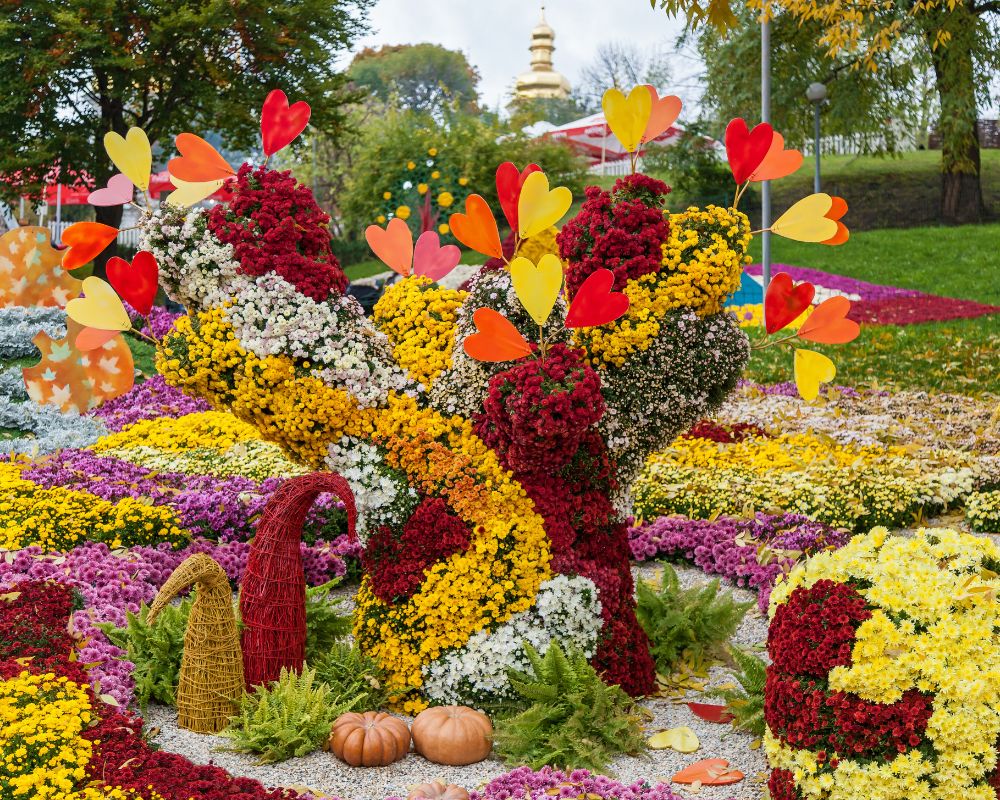 Creative flower arrangement featuring hearts and pumpkins at the festival.