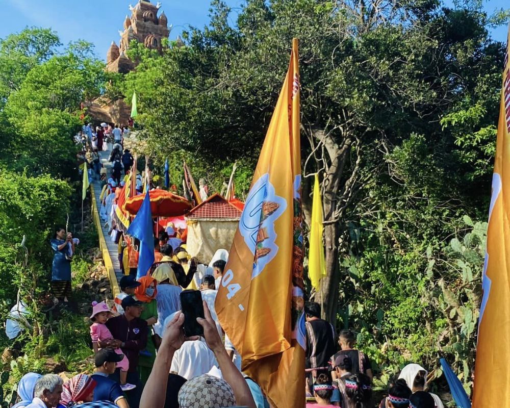 Pilgrims and festival-goers ascending the steps to Po Sah Inu tower