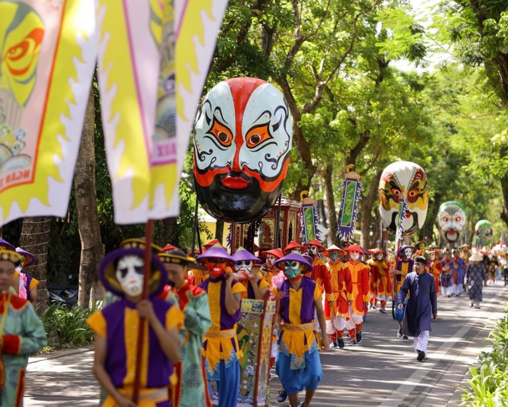 The procession with traditional Hue’s Tuong masks