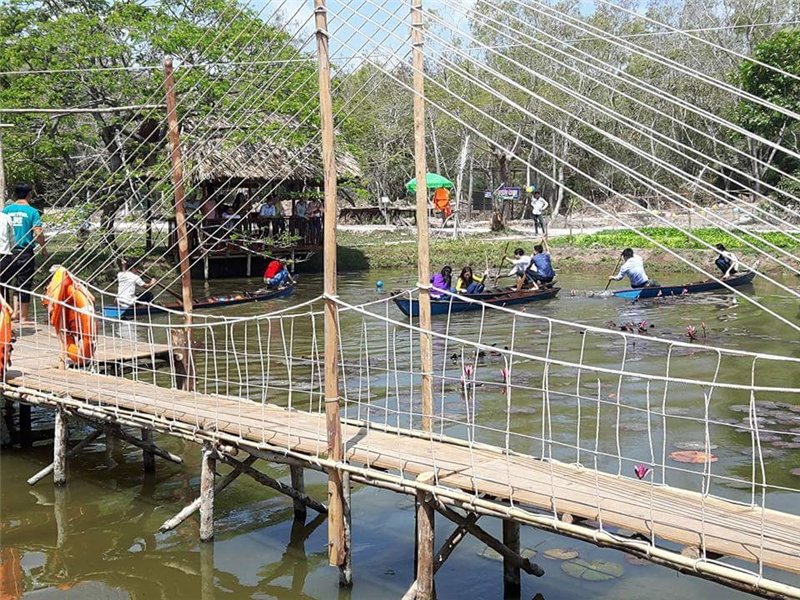 A scene of people on the boats at Bac Lieu Bird Sanctuary