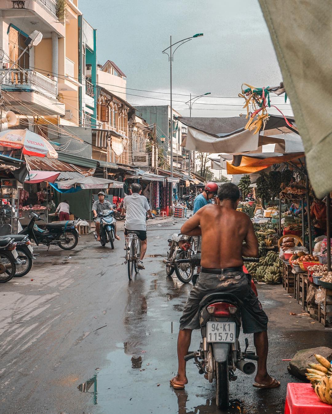 A view of the market when it is at noon