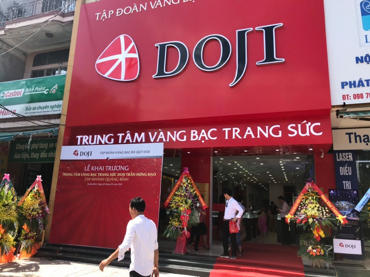 DOJI Jewelry Store for exchanging money in Saigon